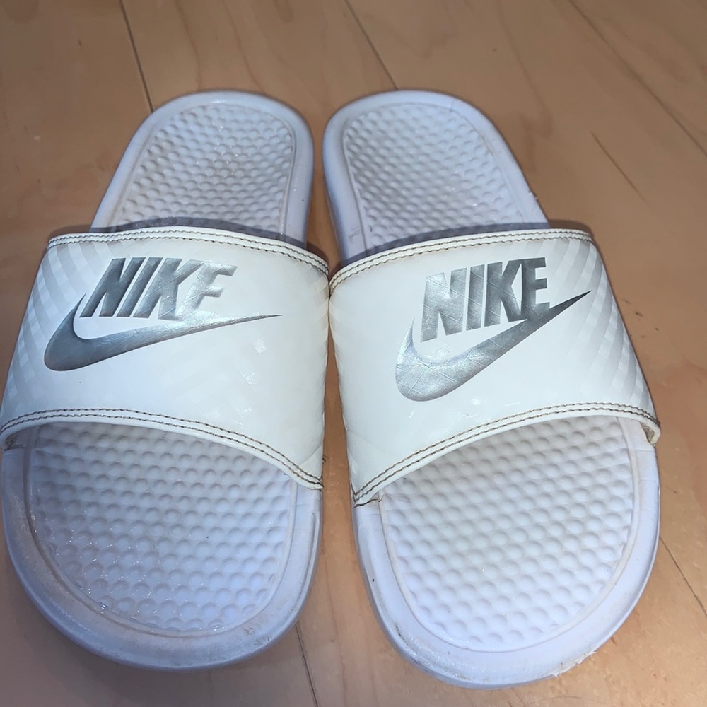 women’s nike slides!!! Only worn a few times. In great condition. Very comfy:)